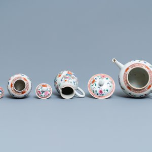 A Chinese famille rose teapot, tea caddy, milk jug and tray, Qianlong — 照片 8