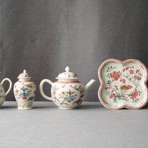 A Chinese famille rose teapot, tea caddy, milk jug and tray, Qianlong — 照片 10