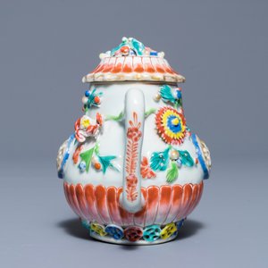 A Chinese famille rose teapot with applied floral design, Yongzheng — photo 2