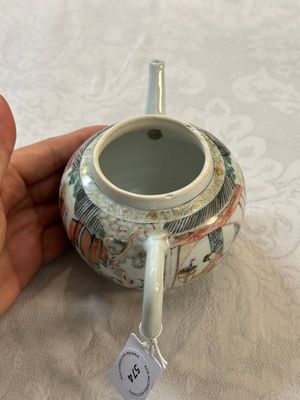 A Chinese famille rose teapot with court ladies and children, Yongzheng — 照片 11