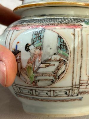 A Chinese famille rose teapot with court ladies and children, Yongzheng — 照片 8