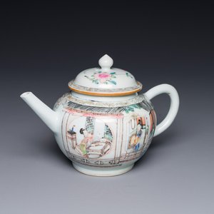 A Chinese famille rose teapot with court ladies and children, Yongzheng — 照片 1