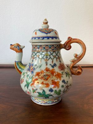 A Chinese famille rose teapot with dragon spout, Yongzheng/Qianlong — 照片 1