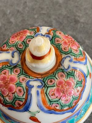 A Chinese famille rose teapot with dragon spout, Yongzheng/Qianlong — photo 12
