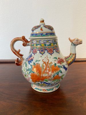 A Chinese famille rose teapot with dragon spout, Yongzheng/Qianlong — photo 3