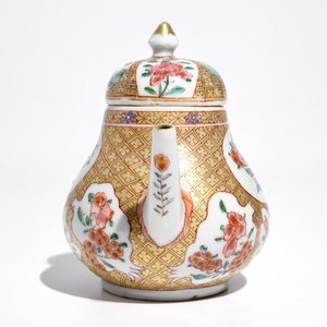 A Chinese famille rose teapot with floral and geometric design, Yongzheng — photo 2