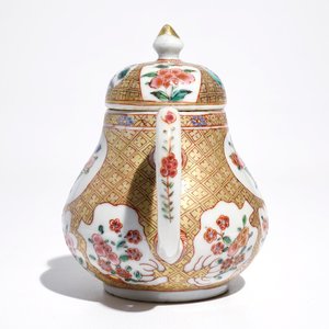 A Chinese famille rose teapot with floral and geometric design, Yongzheng — photo 4