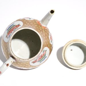 A Chinese famille rose teapot with floral and geometric design, Yongzheng — photo 5