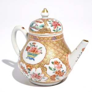 A Chinese famille rose teapot with floral and geometric design, Yongzheng — photo 7
