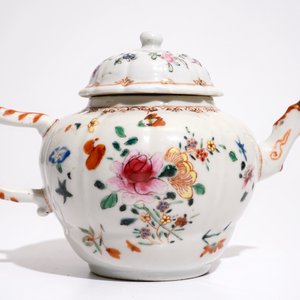 A Chinese famille rose teapot with floral design, Qianlong — 照片 3
