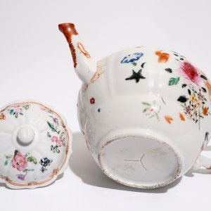 A Chinese famille rose teapot with floral design, Qianlong — 照片 6
