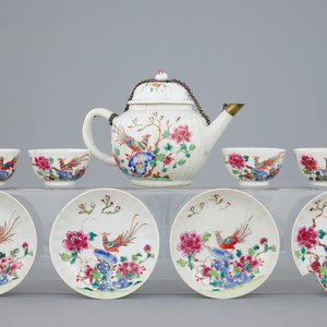 A Chinese famille rose teapot with for cups and saucers, Qianlong, 18th C. — photo 1