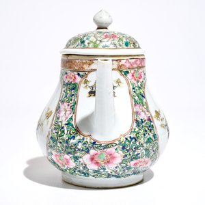 A Chinese famille rose teapot with grisaille and gilt medallions, Yongzheng — photo 2