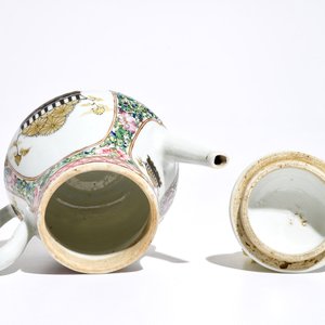 A Chinese famille rose teapot with grisaille and gilt medallions, Yongzheng — photo 5