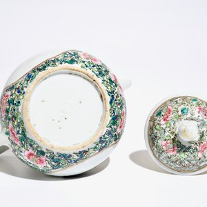 A Chinese famille rose teapot with grisaille and gilt medallions, Yongzheng — photo 6