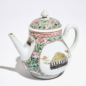 A Chinese famille rose teapot with grisaille and gilt medallions, Yongzheng — photo 7