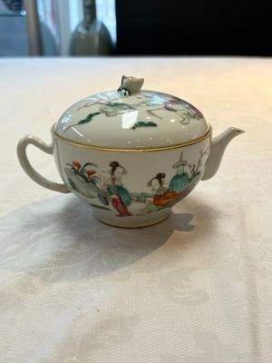 A Chinese famille rose teapot with ladies in a garden, Yongzheng mark, 19th C. — photo 1