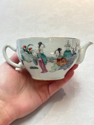 A Chinese famille rose teapot with ladies in a garden, Yongzheng mark, 19th C. — photo 2