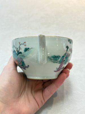 A Chinese famille rose teapot with ladies in a garden, Yongzheng mark, 19th C. — photo 3