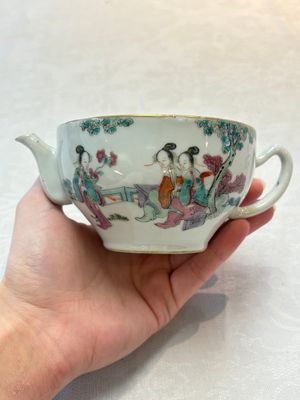 A Chinese famille rose teapot with ladies in a garden, Yongzheng mark, 19th C. — photo 4