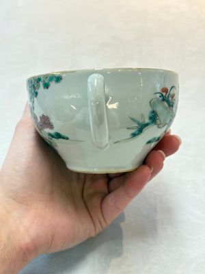 A Chinese famille rose teapot with ladies in a garden, Yongzheng mark, 19th C. — photo 5