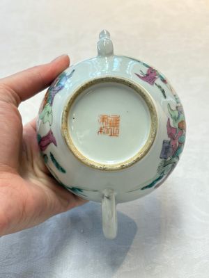 A Chinese famille rose teapot with ladies in a garden, Yongzheng mark, 19th C. — photo 7