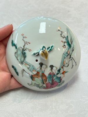 A Chinese famille rose teapot with ladies in a garden, Yongzheng mark, 19th C. — photo 9