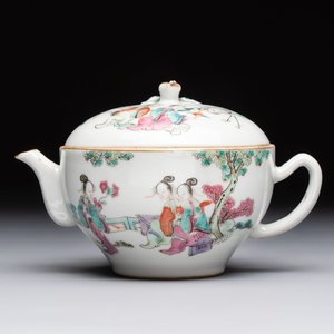 A Chinese famille rose teapot with ladies in a garden, Yongzheng mark, 19th C. — photo 1