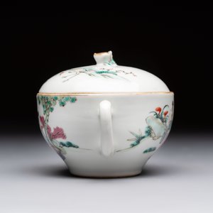 A Chinese famille rose teapot with ladies in a garden, Yongzheng mark, 19th C. — photo 2