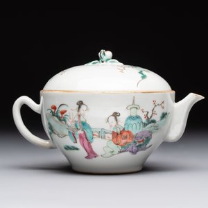 A Chinese famille rose teapot with ladies in a garden, Yongzheng mark, 19th C. — photo 3