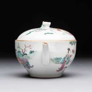 A Chinese famille rose teapot with ladies in a garden, Yongzheng mark, 19th C. — photo 4