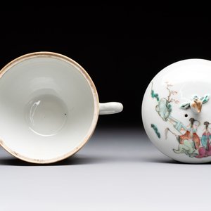 A Chinese famille rose teapot with ladies in a garden, Yongzheng mark, 19th C. — photo 5