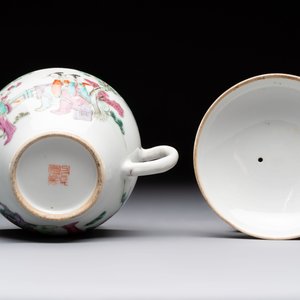 A Chinese famille rose teapot with ladies in a garden, Yongzheng mark, 19th C. — photo 6