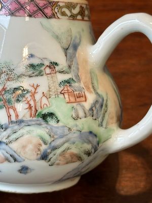 A Chinese famille rose teapot with landscape design, Yongzheng — 照片 11