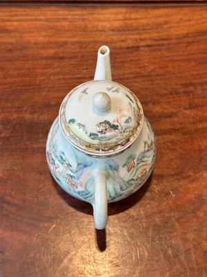 A Chinese famille rose teapot with landscape design, Yongzheng — 照片 5