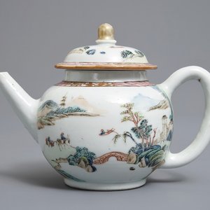 A Chinese famille rose teapot with travelers in a landscape, Yongzheng — photo 1