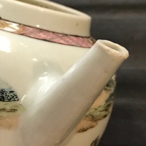 A Chinese famille rose teapot with travelers in a landscape, Yongzheng — photo 11