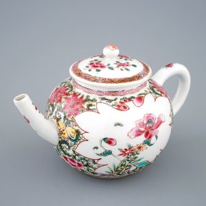 A Chinese famille rose teapot with unusual spout, Yongzheng/Qianlong — 照片 1
