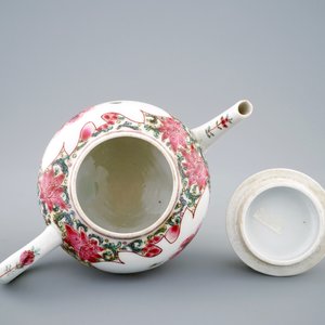 A Chinese famille rose teapot with unusual spout, Yongzheng/Qianlong — 照片 6