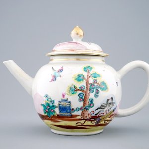 A Chinese famille rose teapot with Valentine dove pattern, Qianlong, 18th C. — 照片 1