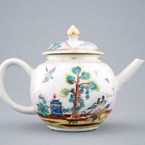 A Chinese famille rose teapot with Valentine dove pattern, Qianlong, 18th C. — 照片 3