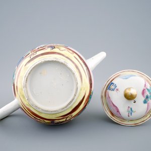 A Chinese famille rose teapot with Valentine dove pattern, Qianlong, 18th C. — 照片 6