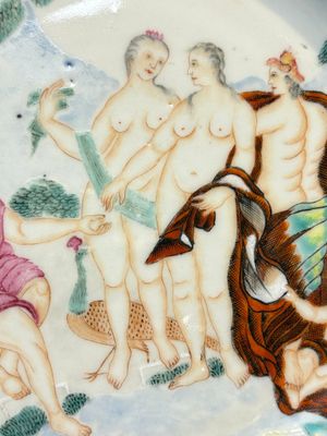 A Chinese famille rose 'The Judgement of Paris' plate, Qianlong — foto 3