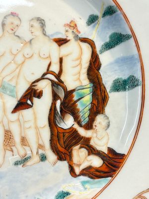A Chinese famille rose 'The Judgement of Paris' plate, Qianlong — foto 4