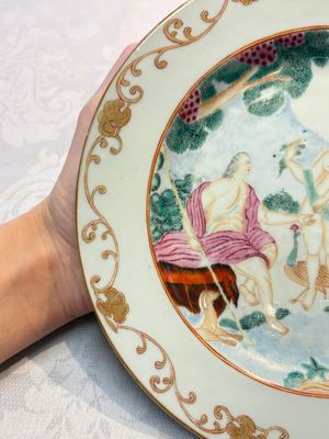 A Chinese famille rose 'The Judgement of Paris' plate, Qianlong — foto 5