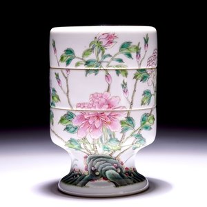 A Chinese famille rose three-tier box and cover, Guangxu mark and of the period — 照片 1