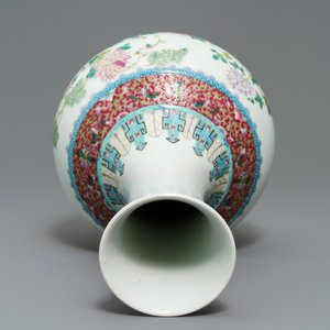 A Chinese famille rose tianqiu ping floral design vase, Hongxian mark, Republic, 20th C. — 照片 6
