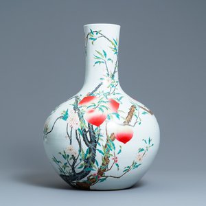 A Chinese famille rose 'tianqiu ping' 'nine peaches' vase, Qianlong mark, 20th C. — 照片 1