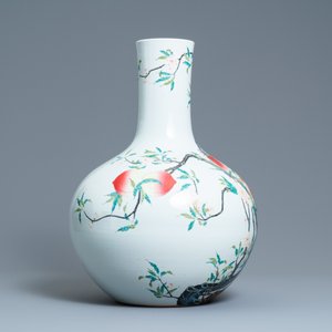 A Chinese famille rose 'tianqiu ping' 'nine peaches' vase, Qianlong mark, 20th C. — 照片 2