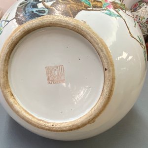 A Chinese famille rose 'tianqiu ping' 'nine peaches' vase, Qianlong mark, 20th C. — 照片 10